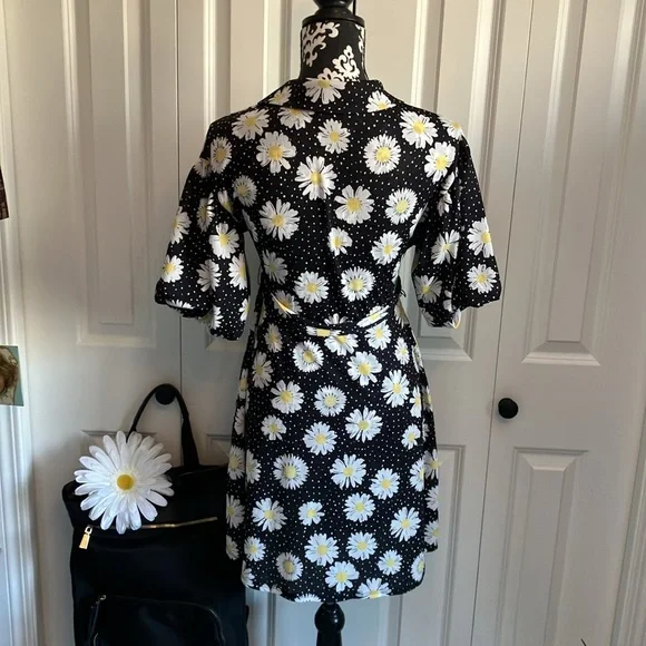 🌼Size 2 Super cute black w/white & yellow daisies & white dots maternity dress - Picture 8 of 15
